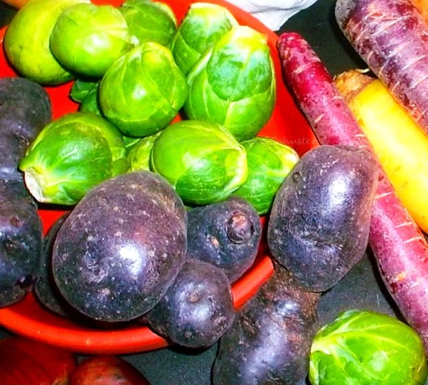 lila Kartoffeln und buntes Gemüse ...