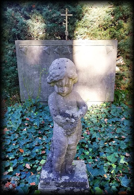 Grabstein mit Grabfigur Skulptur