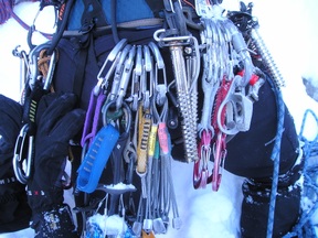 Klettergurt mit Ausrüstung beim Eisklettern