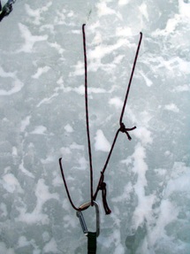 Eine Abalakow-Eissanduhr zum Abseilen aus einem gefrorenen Wasserfall
