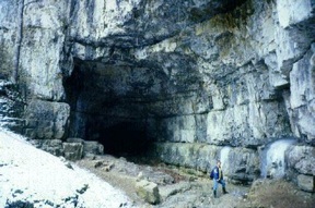 Das eindrucksvolle Eingangsportal der Falkensteiner Höhle