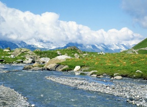 Engstligen Alp - dahinter stürzt das Wasser hinab 