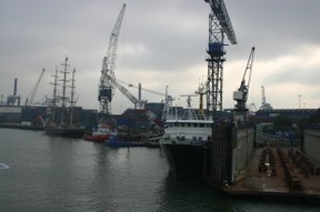 Rotterdamer Binnenhafen mit Trockendeck