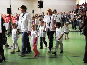 Glücklich und zufrieden nach einem gelungenen Konzert, die Kinder der Kindertagesstätte Breitestr. in Krefeld