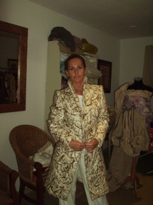 Mercedes Castillo im Mantel ihrer Herbstkollektion 