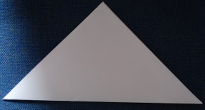 Papierdrache basteln - Papier zum Dreieck falten
