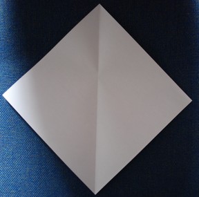 Papierdrache basteln - Papier auseinander falten und zur Mittellinie falten