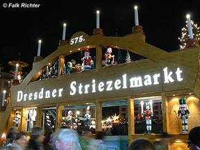 Dresdner Striezelmarkt 2009, begehbarer Schwibbogen.