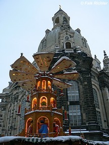 Pyramide auf Weihnachtsmarkt an der Frauenkirche 2010.