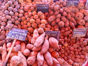 Süßkartoffeln stammen aus Südamerika. Hier ein Markt in Peru.