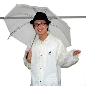 Junge mit Regenbekleidung