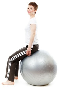Gymnastikball Übungen stärken die Rückenmuskulatur