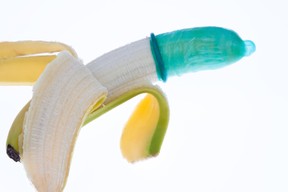 Um beim One Night Stand keine Peinlichkeiten zu erleben, können Sie die Anwendung des Kondoms vorab an einer Banane testen.