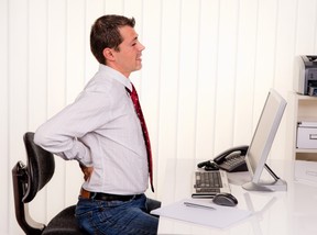 Wenn Sie den ganzen Tag über online Pornos schauen, sind Rückenschmerzen nichts Ungewöhnliches.
