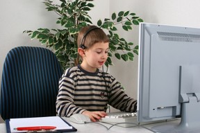 Medienpädagogen befassen sich unter anderem mit der Frage, ob Ihr Kind sozial vereinsamt oder Größenwahn ausbildet, wenn er zu viel am PC sitzt.