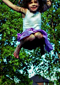 Mädchen springt Trampolin