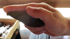Das Steinmesser, das wir tatsächlich ausprobieren dürfen, ist ein Werk der Neandertaler und mindestens 36.000 Jahre halt. Es liegt perfekt in der Hand. Foto: Helmuth Santler