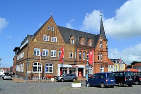 Sparkasser und ehemaliges Rathaus
