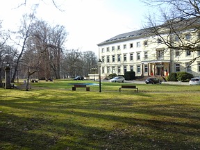 Blick in den Kurpark- im Hintergrund das Neue Schloss,dem heutigen Sitz der Schön-Klinik