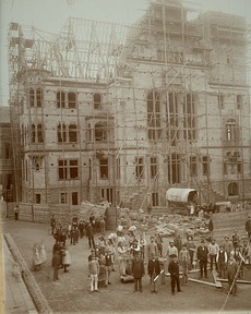 Fotografie des Rathaus Rheydt im Bau 1896 ©Stadtarchiv MG 
