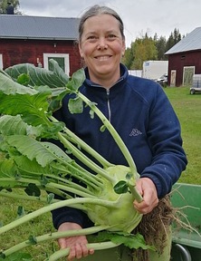 Xanthia Sandra Sevenich mit sehr großem Kohlrabi