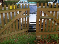 Zaun oder Sichtschutzzaun aus Fertigteilen aus Verbundholz kaufen