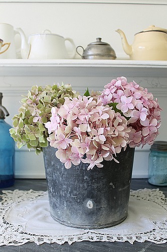 Frühlingsdeko selber machen – Ideen mit Blumen und Fundstücken